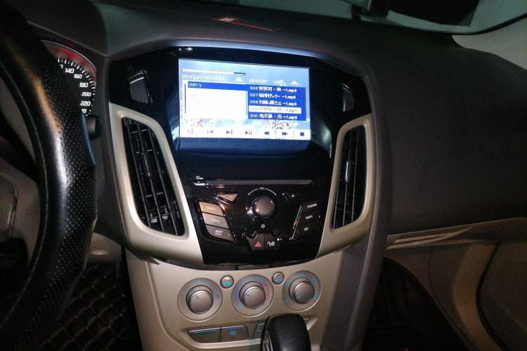 Used Ford Focus 2012 Sedan 1.6L Automatic Comfort Model Audio And AC Panel