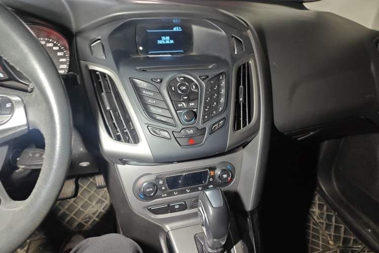 Used Ford Focus 2012 Hatchback 1.6L Automatic Fashion Edition Audio And AC Panel