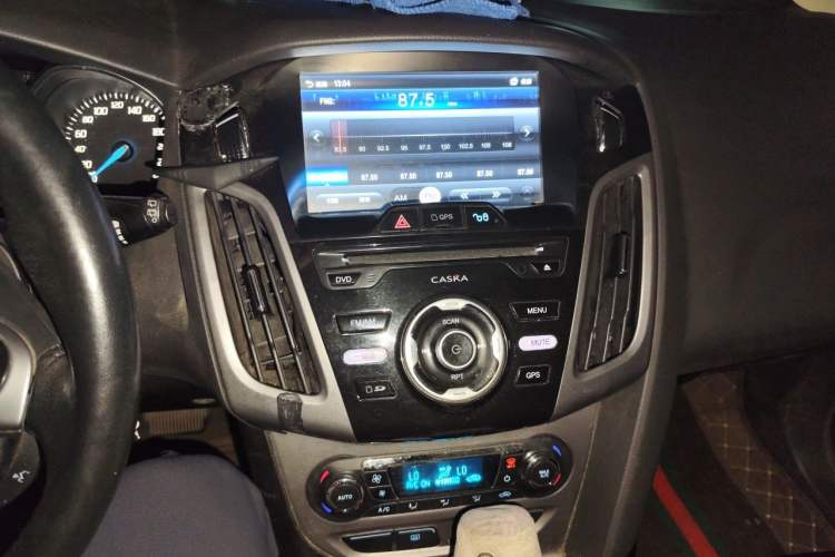 Used Ford Focus 2012 Hatchback 1.6L Automatic Fashion Edition Audio And AC Panel