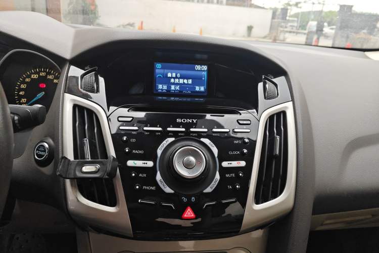 Used Ford Focus 2012 Sedan 2.0L Automatic Flagship Model Audio And AC Panel