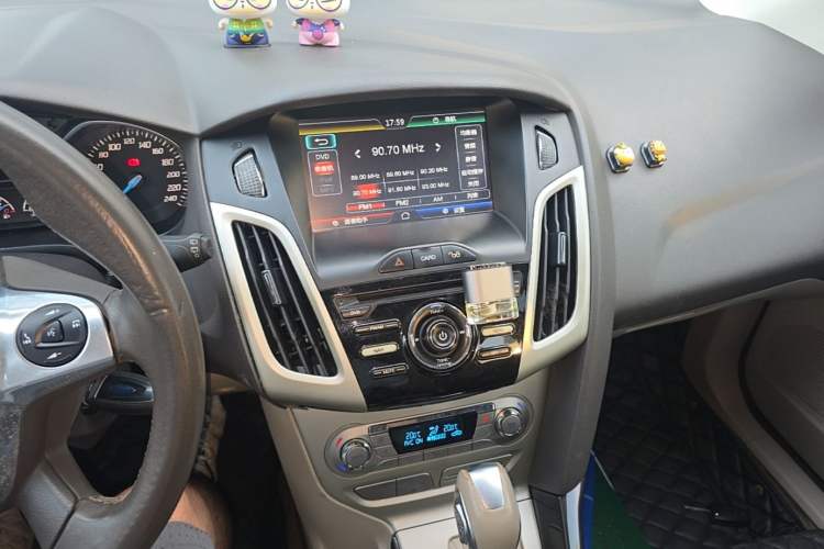 Used Ford Focus 2012 Hatchback 1.6L Automatic Fashion Edition Audio And AC Panel