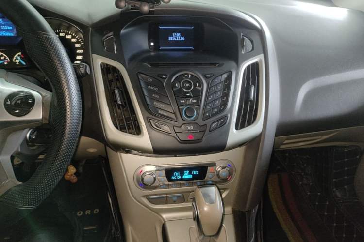 Used Ford Focus 2012 Hatchback 1.6L Automatic Fashion Edition Audio And AC Panel