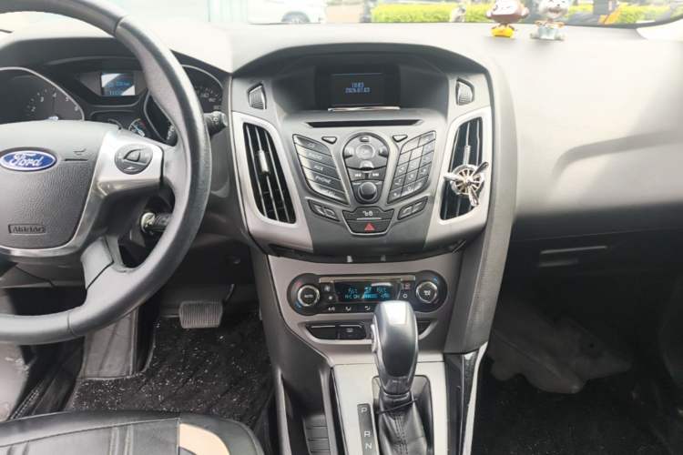 Used Ford Focus 2012 Hatchback 1.6L Automatic Fashion Edition Audio And AC Panel