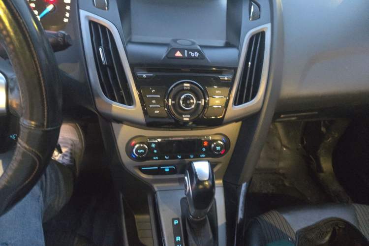 Used Ford Focus 2012 Hatchback 1.6L Automatic Fashion Edition Audio And AC Panel