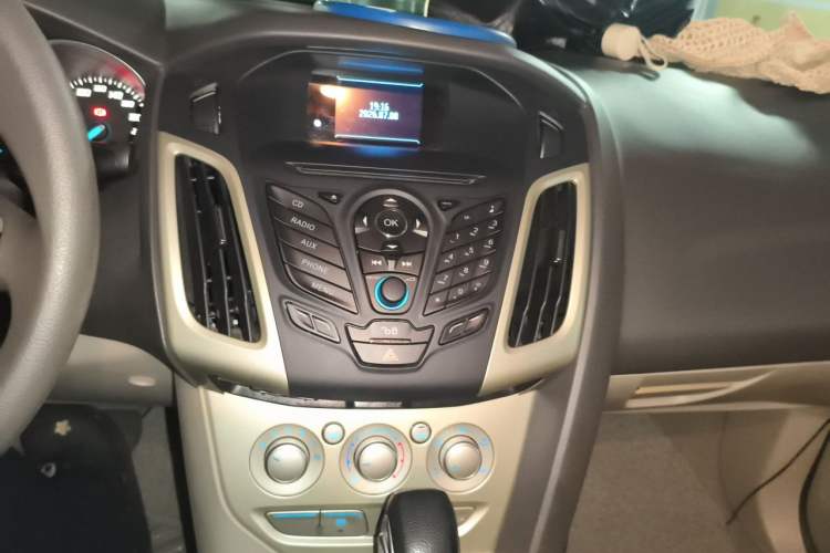 Used Ford Focus 2012 Sedan 1.6L Automatic Comfort Model Audio And AC Panel