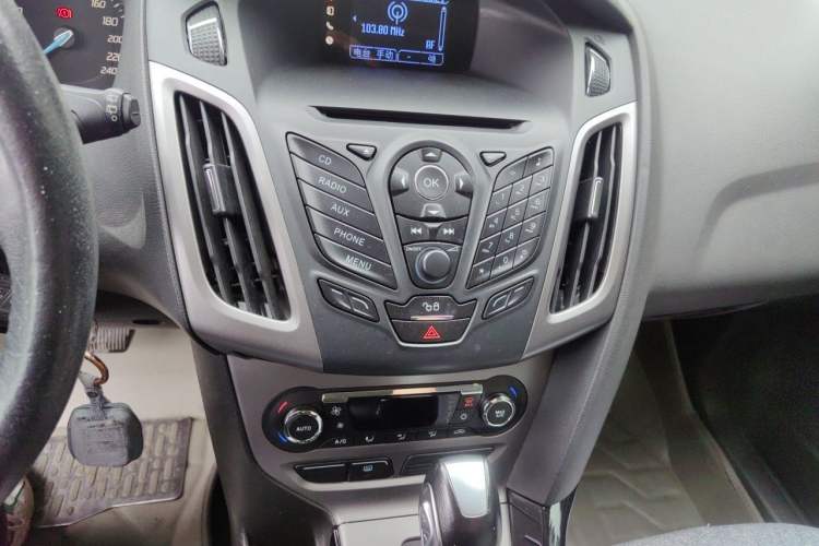 Used Ford Focus 2012 Hatchback 1.6L Automatic Fashion Edition Audio And AC Panel