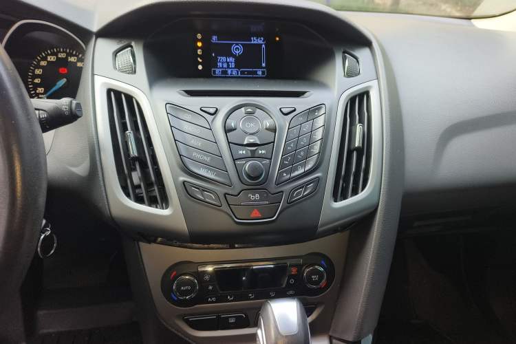 Used Ford Focus 2012 Hatchback 1.6L Automatic Fashion Edition Audio And AC Panel