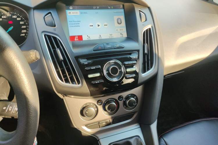 Used Ford Focus 2012 Hatchback 1.6L Manual Comfort Model Audio And AC Panel