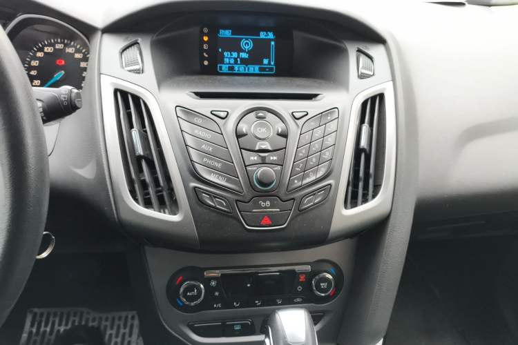 Used Ford Focus 2012 Hatchback 1.6L Automatic Fashion Edition Audio And AC Panel