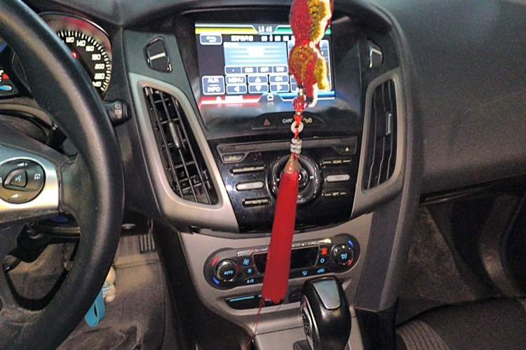 Used Ford Focus 2012 Hatchback 1.6L Automatic Fashion Edition Audio And AC Panel
