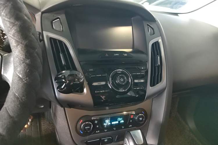 Used Ford Focus 2012 Hatchback 1.6L Automatic Fashion Edition Audio And AC Panel