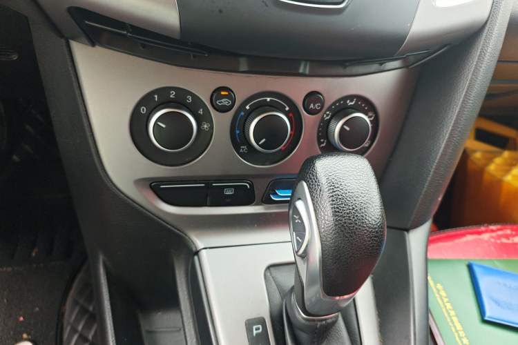 Used Ford Focus 2012 Hatchback 1.6L Automatic Comfort Model Audio And AC Panel