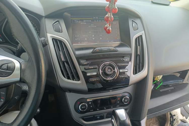 Used Ford Focus 2012 Hatchback 1.6L Automatic Fashion Edition Audio And AC Panel