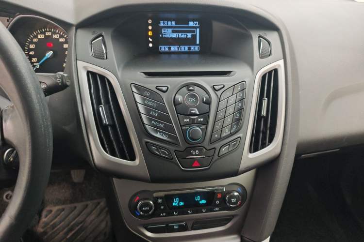 Used Ford Focus 2012 Hatchback 1.6L Manual Fashion Edition Audio And AC Panel
