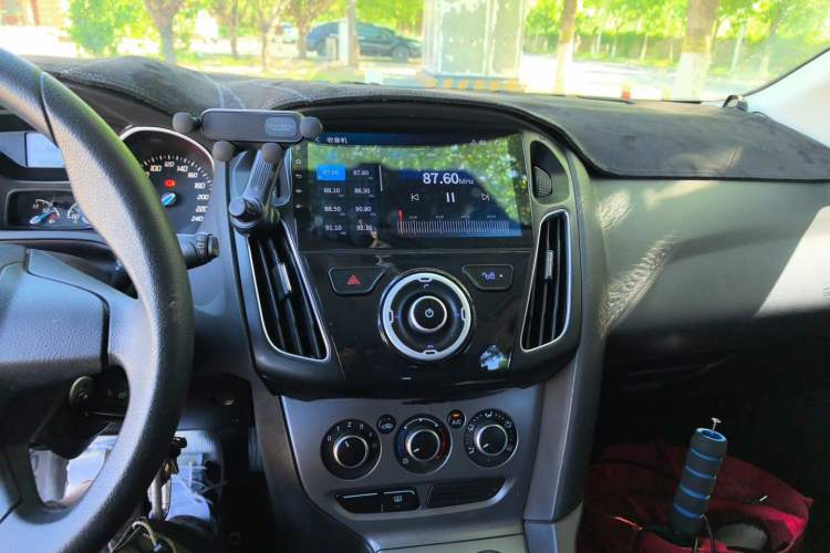Used Ford Focus 2012 Hatchback 1.6L Manual Comfort Model Audio And AC Panel