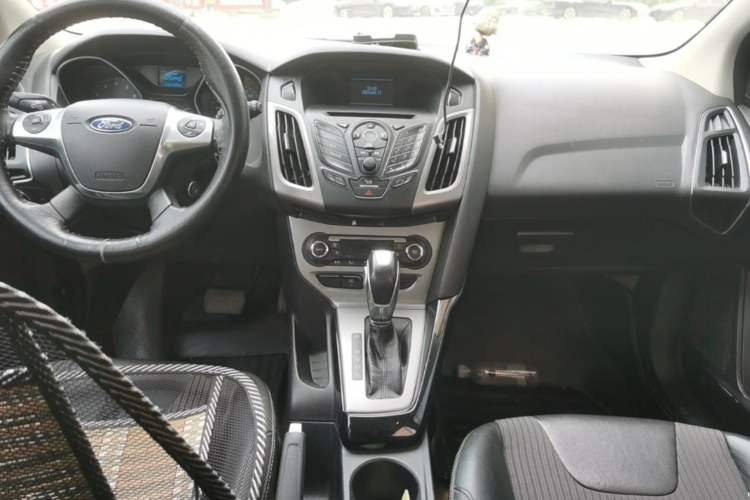 Used Ford Focus 2012 Hatchback 1.6L Automatic Fashion Edition Audio And AC Panel