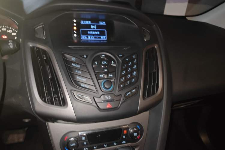 Used Ford Focus 2012 Hatchback 1.6L Automatic Fashion Edition Audio And AC Panel