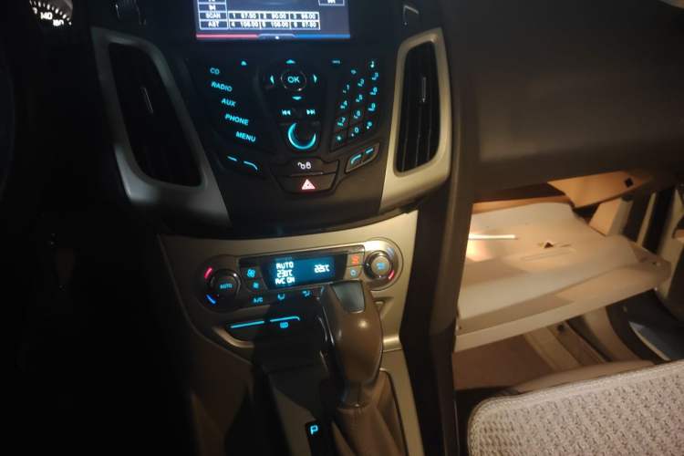 Used Ford Focus 2012 Hatchback 1.6L Automatic Fashion Edition Audio And AC Panel