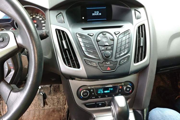 Used Ford Focus 2012 Hatchback 1.6L Automatic Fashion Edition Audio And AC Panel