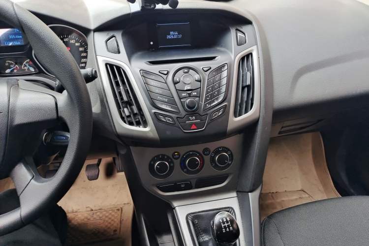 Used Ford Focus 2012 Hatchback 1.6L Manual Comfort Model Audio And AC Panel