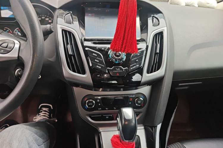 Used Ford Focus 2012 Hatchback 1.6L Automatic Fashion Edition Audio And AC Panel