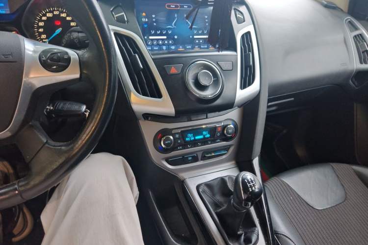 Used Ford Focus 2012 Hatchback 1.6L Manual Fashion Edition Audio And AC Panel
