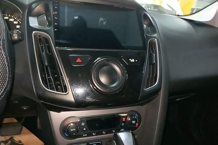 Used Ford Focus 2012 Hatchback 1.6L Automatic Fashion Edition Audio And AC Panel