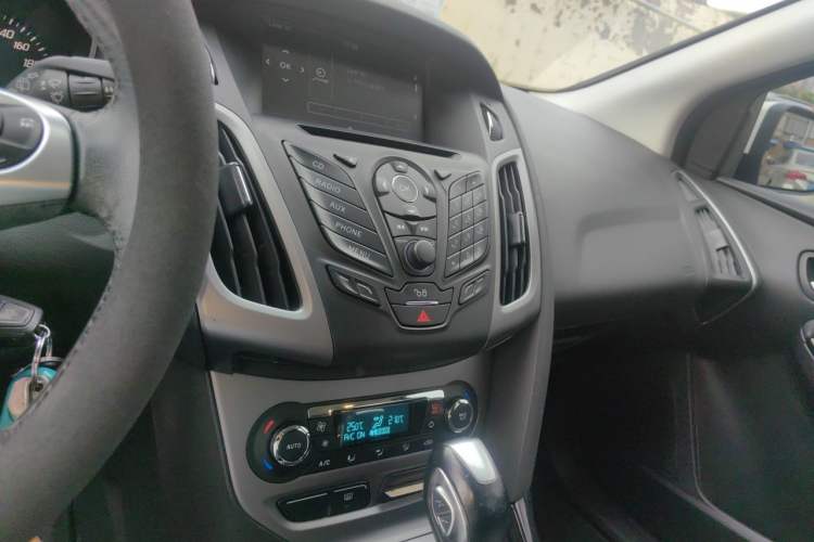 Used Ford Focus 2012 Hatchback 1.6L Automatic Fashion Edition Audio And AC Panel