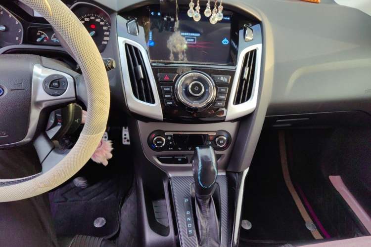 Used Ford Focus 2012 Hatchback 1.6L Automatic Fashion Edition Audio And AC Panel
