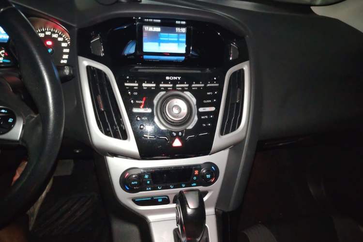 Used Ford Focus 2012 Hatchback 2.0L Automatic Luxury Sport Model Audio And AC Panel