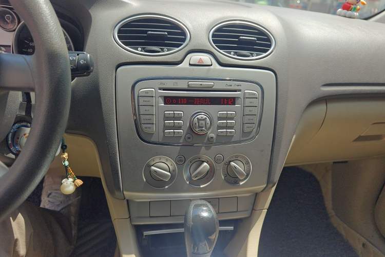 Used Ford Focus 2012 Hatchback Classic 1.8L Automatic Fashion Edition Audio And AC Panel