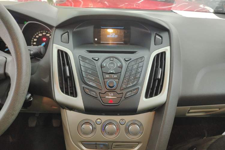 Used Ford Focus 2012 Sedan 1.6L Manual Comfort Model Audio And AC Panel