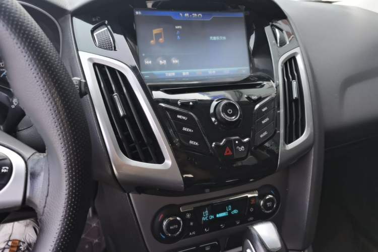 Used Ford Focus 2012 Hatchback 1.6L Automatic Fashion Edition Audio And AC Panel