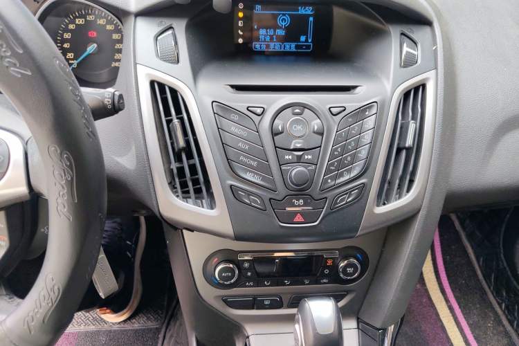 Used Ford Focus 2012 Hatchback 1.6L Automatic Fashion Edition Audio And AC Panel