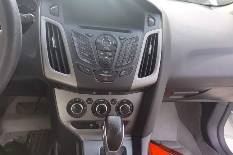Used Ford Focus 2012 Hatchback 1.6L Automatic Comfort Model Audio And AC Panel