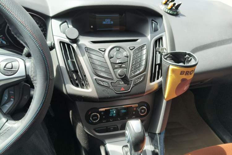 Used Ford Focus 2012 Hatchback 1.6L Automatic Fashion Edition Audio And AC Panel