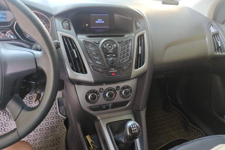 Used Ford Focus 2012 Hatchback 1.6L Manual Comfort Model Audio And AC Panel