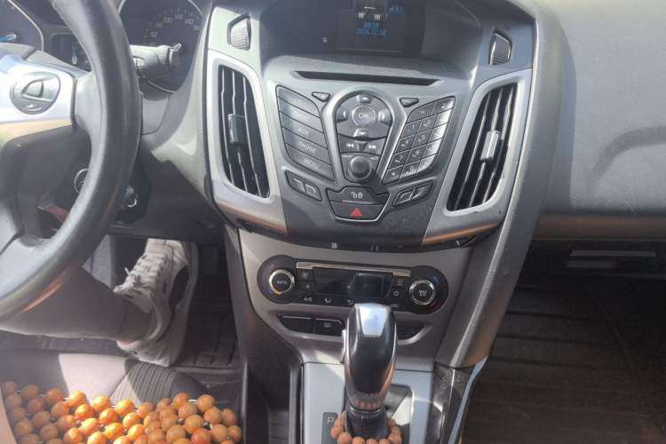 Used Ford Focus 2012 Hatchback 1.6L Automatic Fashion Edition Audio And AC Panel