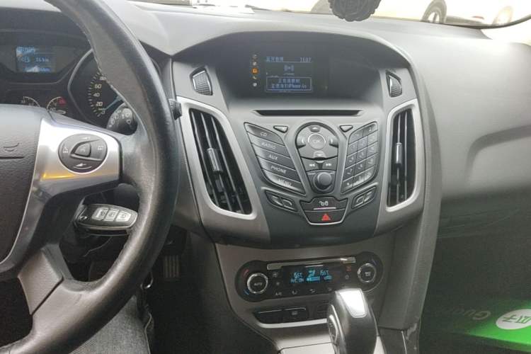 Used Ford Focus 2012 Hatchback 1.6L Automatic Fashion Edition Audio And AC Panel