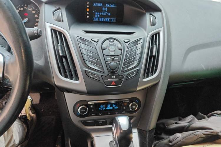 Used Ford Focus 2012 Hatchback 1.6L Automatic Fashion Edition Audio And AC Panel