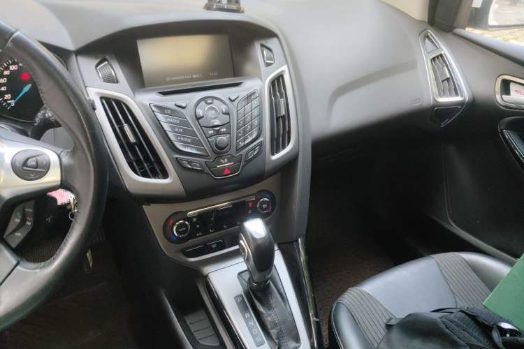 Used Ford Focus 2012 Hatchback 1.6L Automatic Fashion Edition Audio And AC Panel