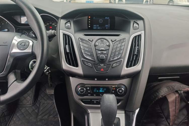 Used Ford Focus 2012 Hatchback 1.6L Automatic Fashion Edition Audio And AC Panel