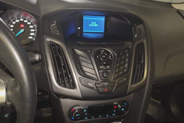 Used Ford Focus 2012 Hatchback 1.6L Automatic Fashion Edition Audio And AC Panel