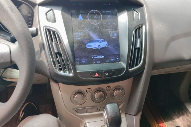 Used Ford Focus 2012 Hatchback 1.6L Automatic Comfort Model Audio And AC Panel