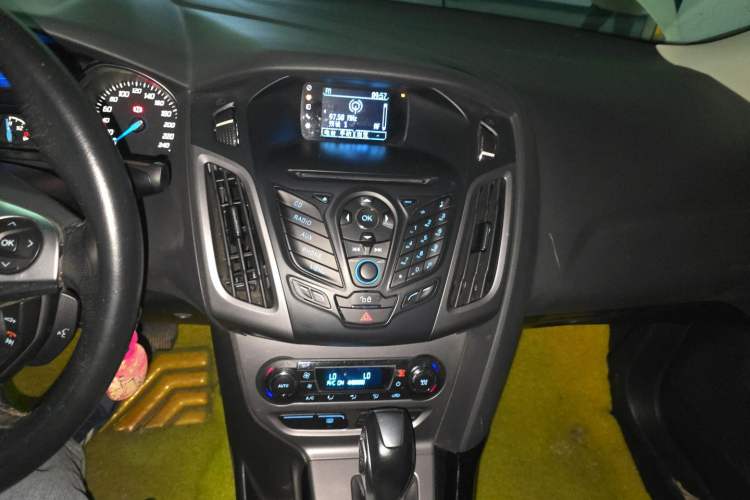 Used Ford Focus 2012 Sedan 1.6L Automatic Fashion Edition Audio And AC Panel