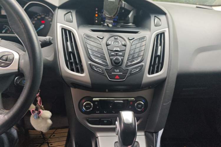 Used Ford Focus 2012 Hatchback 1.6L Automatic Fashion Edition Audio And AC Panel