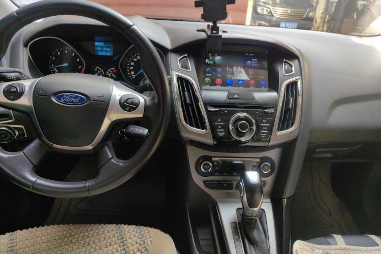 Used Ford Focus 2012 Sedan 1.6L Automatic Fashion Edition Center Console