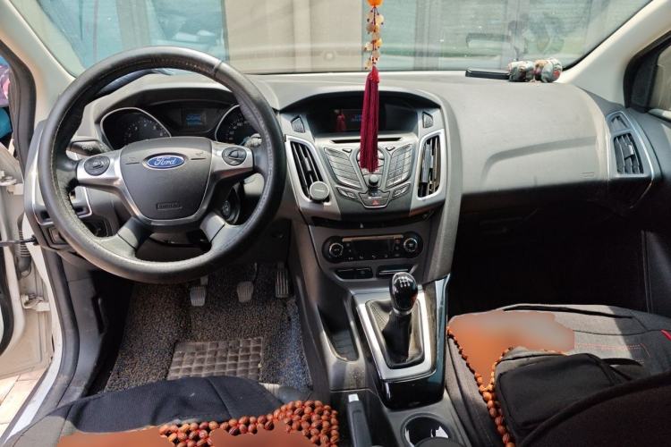 Used Ford Focus 2012 Hatchback 1.6L Manual Fashion Edition Center Console