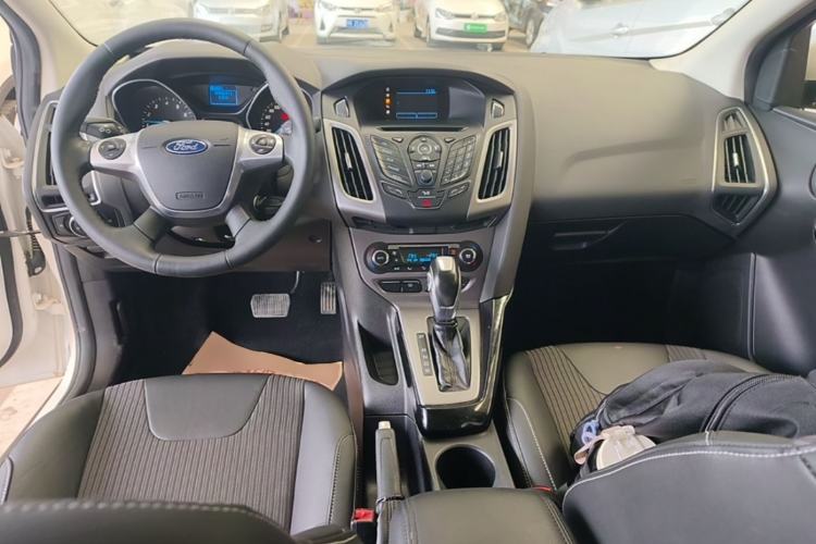 Used Ford Focus 2012 Sedan 1.6L Automatic Fashion Edition Center Console