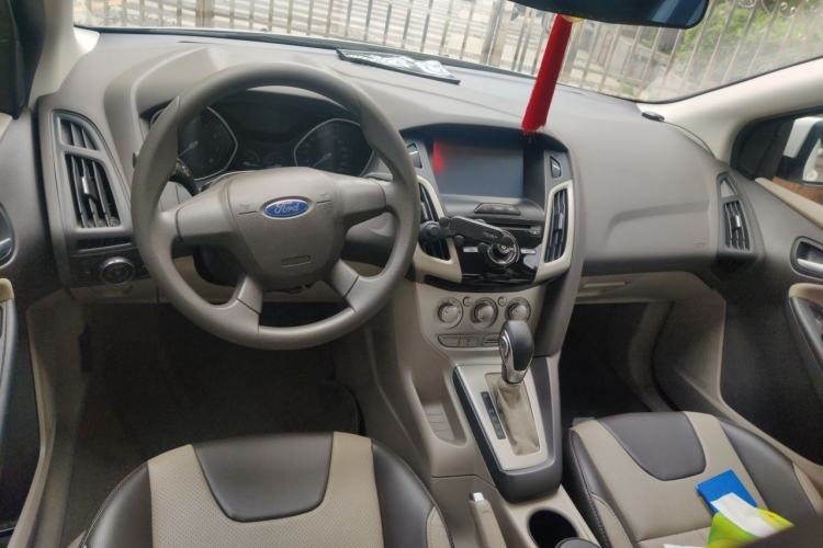 Used Ford Focus 2012 Sedan 1.6L Automatic Comfort Model Center Console